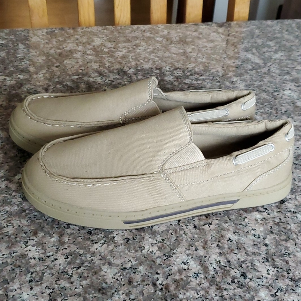 Big boys size 5 Arizona canvas shoes, never worn